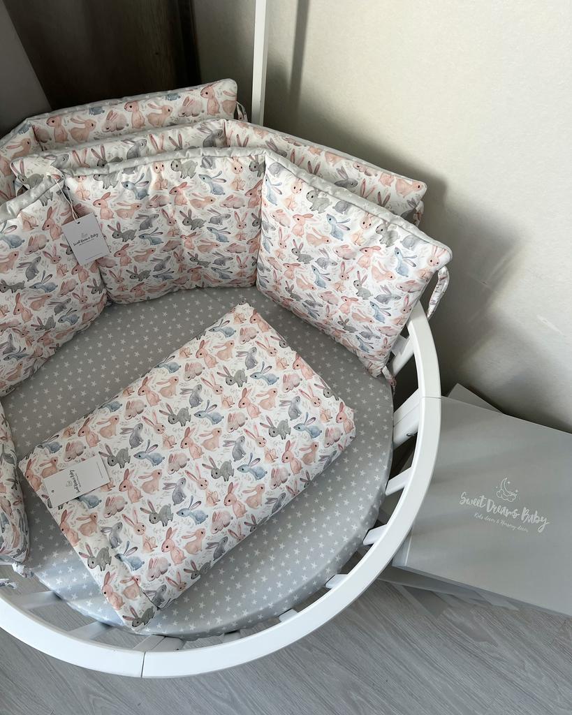 Комплект постельного белья состоящий из простыни на резинке, одеяла и бортиков на 3 стороны кроватки (зайками на белом, звёздами на сером)