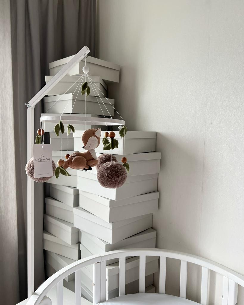 Мобиль с оленёнком и помпонами.