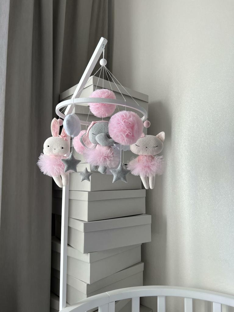 Мобиль со слоником, зайкой и кошечкой.