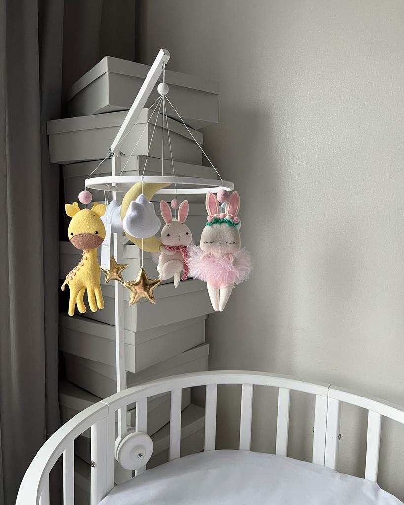 Мобиль для девочки с тремя зайчиками, слоником и жирафом.