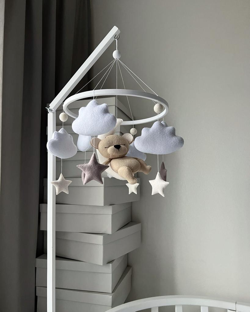 Мобиль «Мишка на Луне» со звёздами в молочном цвете и кофе с молоком.