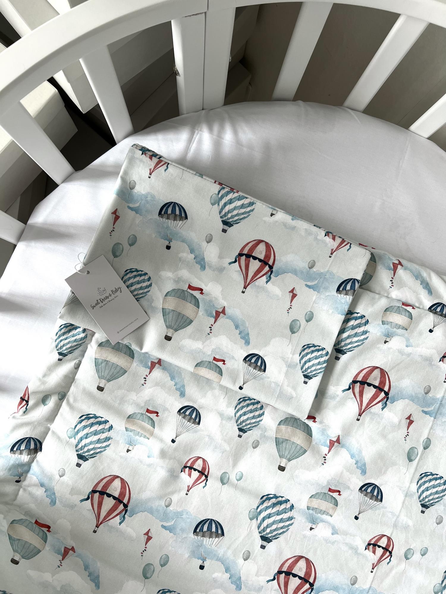 Комплект постельного белья состоящий из простыни на резинке, одеяла и наволочки (воздушные шары и белый однотон)