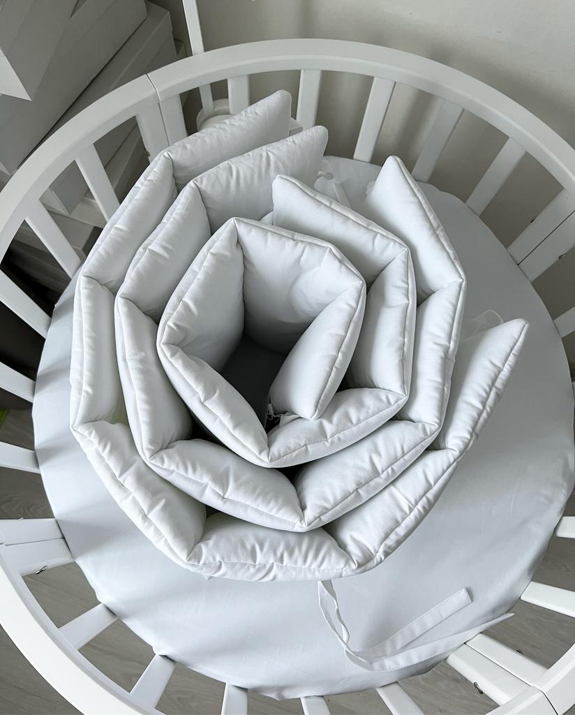 Бортики заборчиками на весь периметр кроватки (белый однотон)