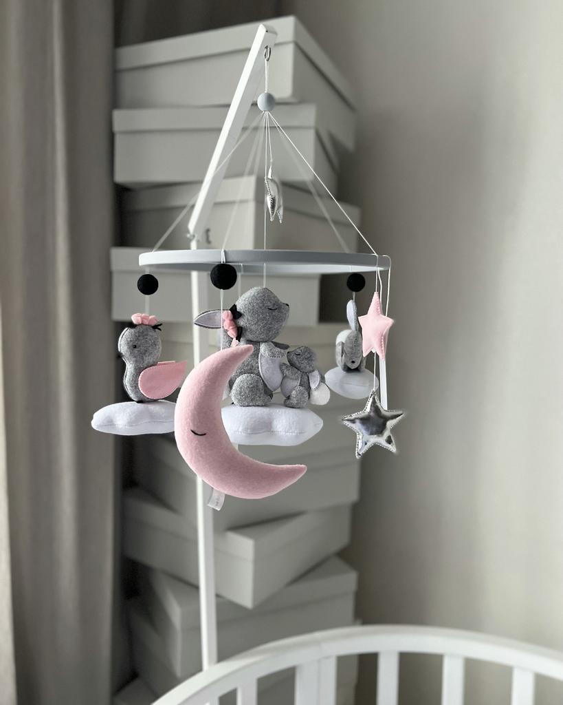 Мобиль с тремя зайками, луной и птичкой.