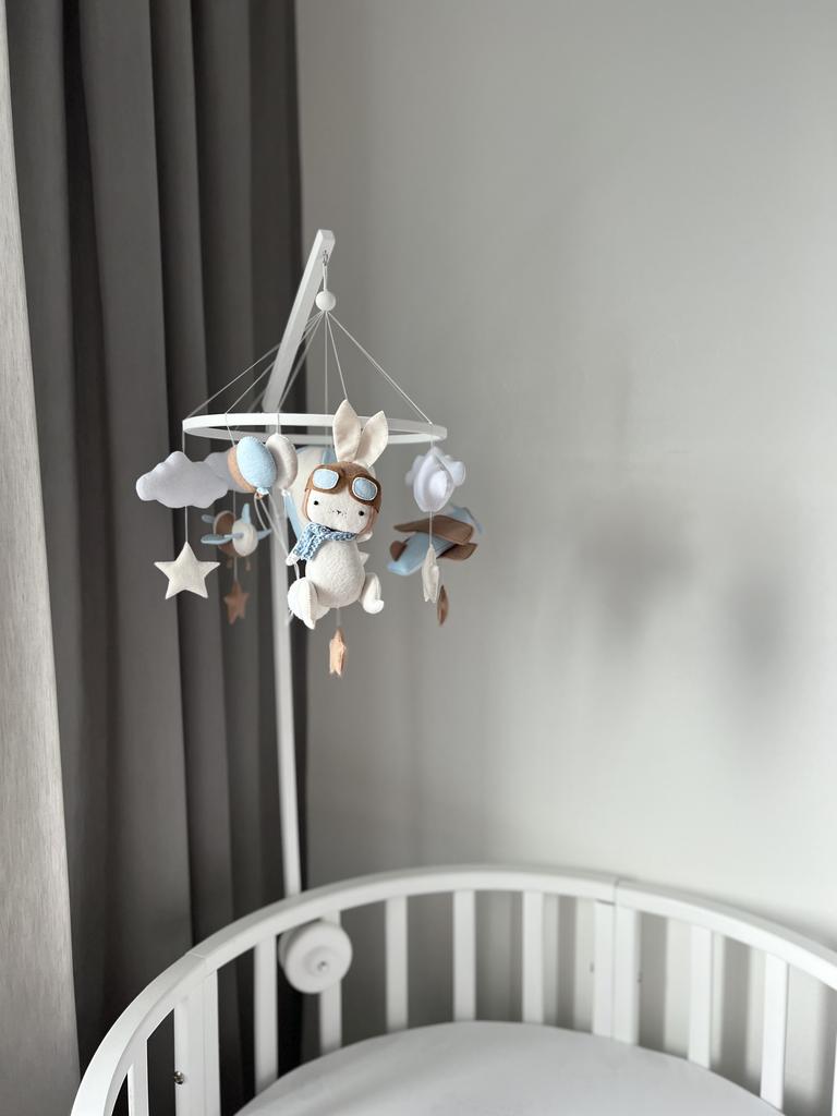 Мобиль с зайчиком, воздушным шаром и двумя самолётиками.