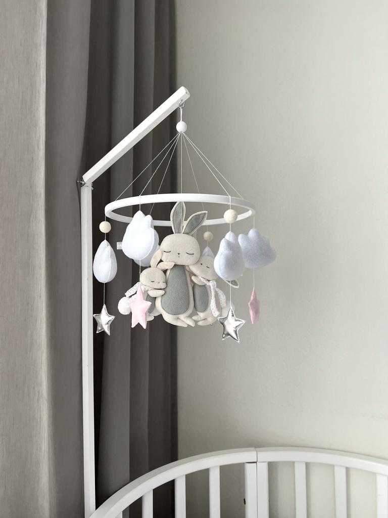 Мобиль с семьей зайчиков.