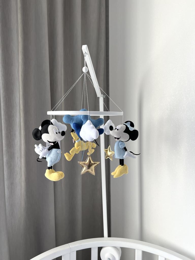 Мобиль с Микки Маус, Минни Маус и Плуто.