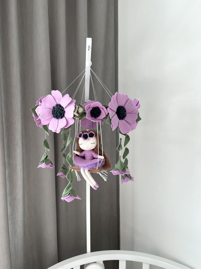 Мобиль «Девочка на качелях» в лавандовом цвете.