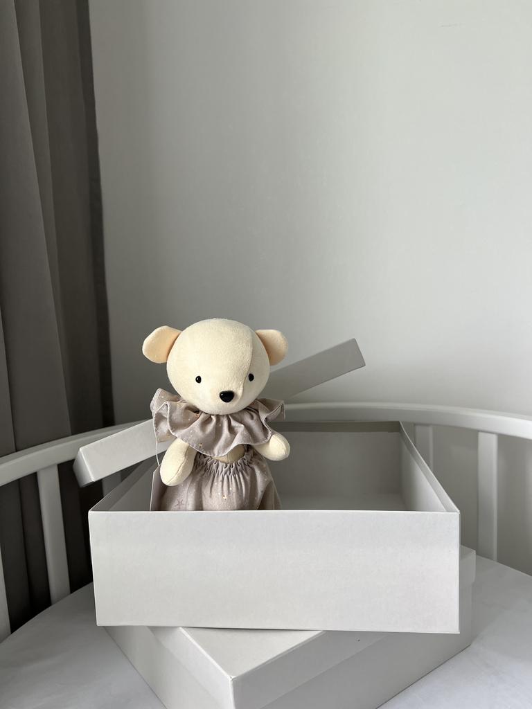 Мишка из двухсторонней замши в штанишках с воротником и колпачком (мишка в цвете ванильный крем)