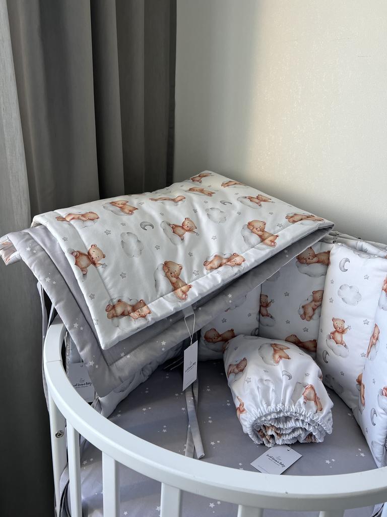 Комплект постельного белья состоящий из двух простыней на резинке, одеяла и бортиков на весь периметр кроватки (мишки на облачке, звёзды не сером)