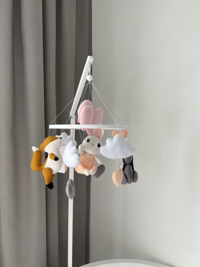 Мобиль с зайчиком и шариками, лисичкой и слоником.