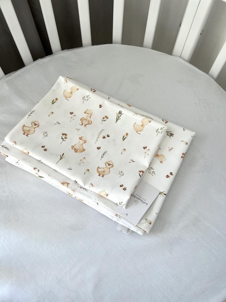 Комплект постельного белья состоящий из пододеяльника и наволочки (утята и шмель, белый однотон)