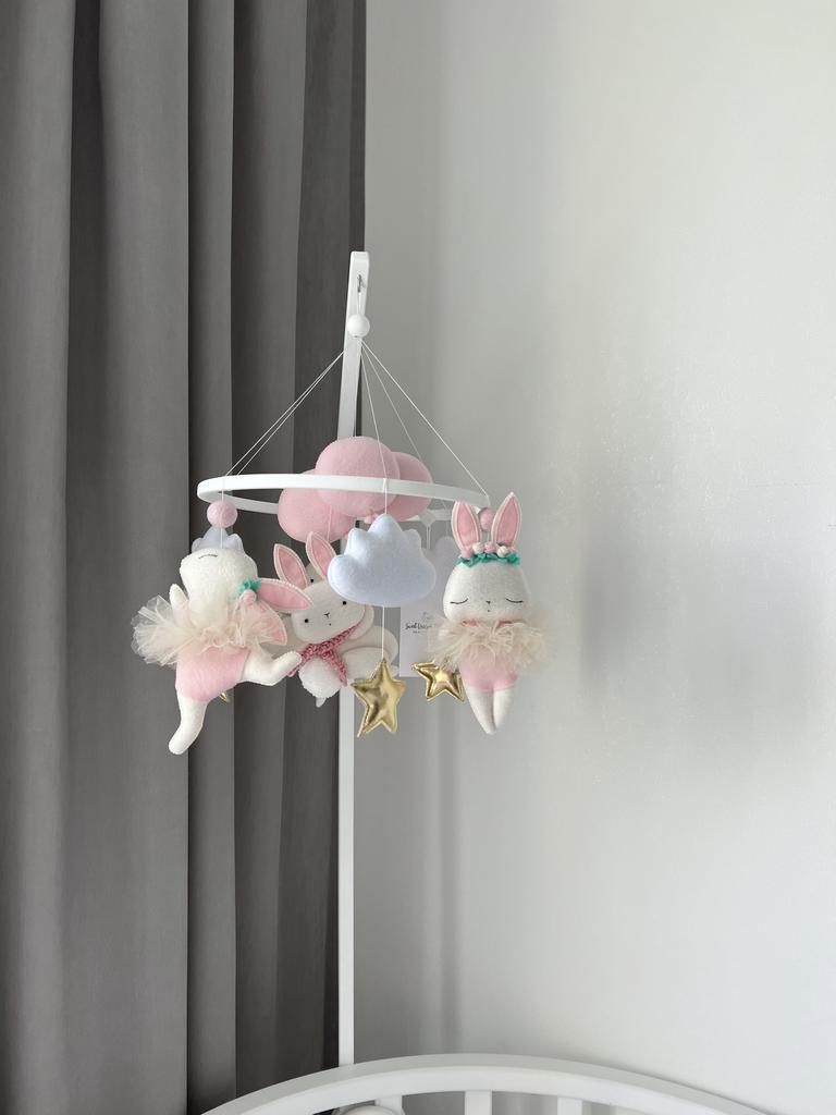 Мобиль «Зайчики» с золотыми звездами.