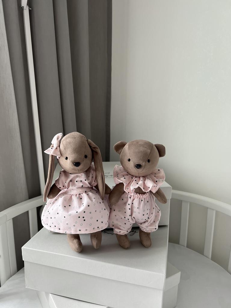 Зайка в платьице с бантиком и мишка в штанишках с воротником из двухсторонней замши (зайка и мишка в шоколадном цвете)