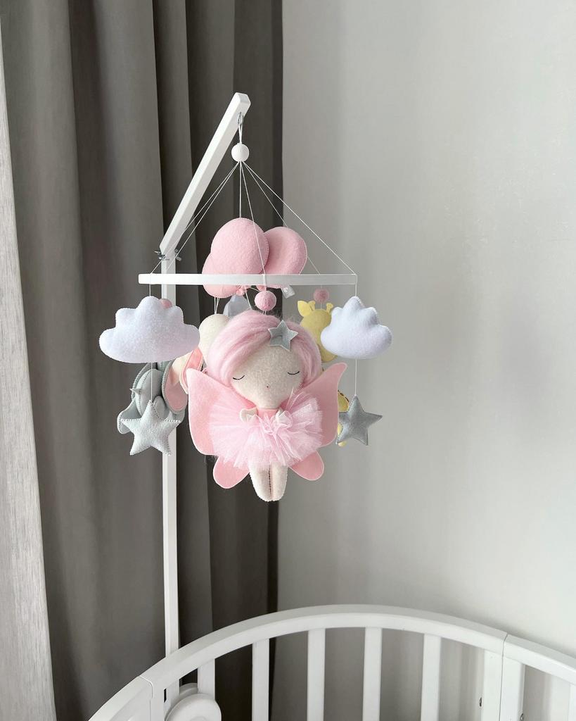 Мобиль с феей, слоником, жирафом и зайкой с шарами.