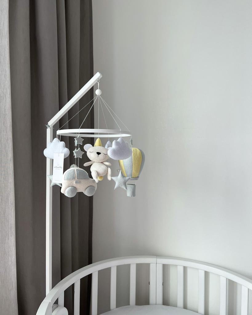 Мобиль с мишкой на луне, воздушным шаром, машинкой и самолётом.