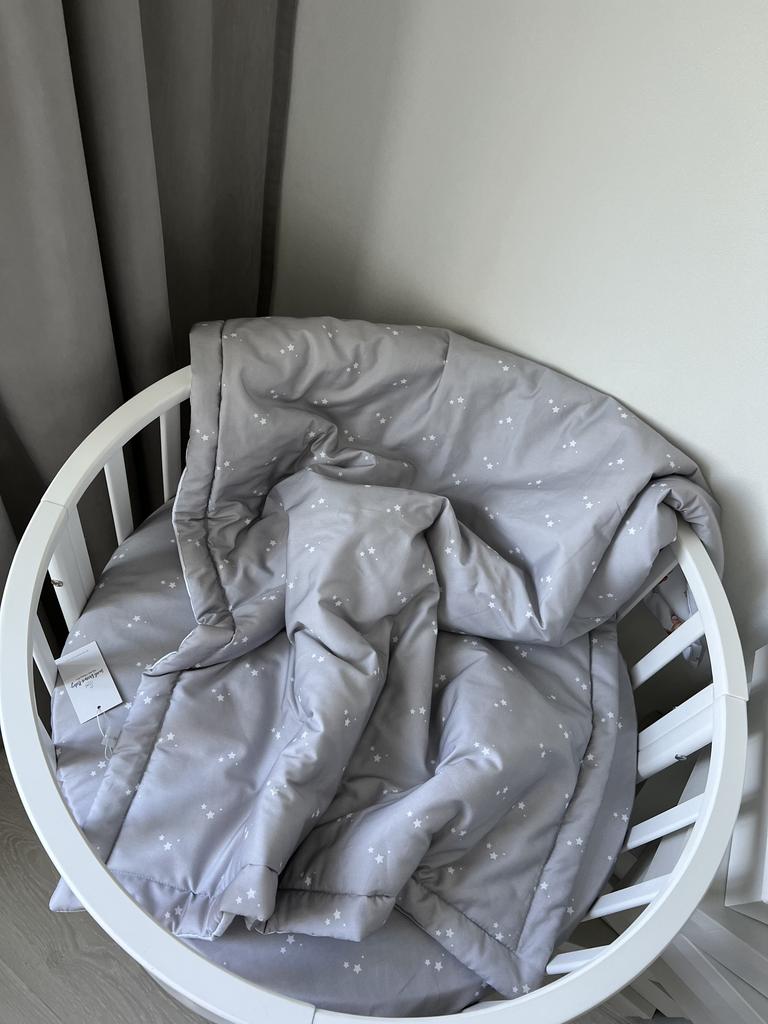 Комплект постельного белья состоящий из одеяла и простыни на резинке (звёзды на сером)