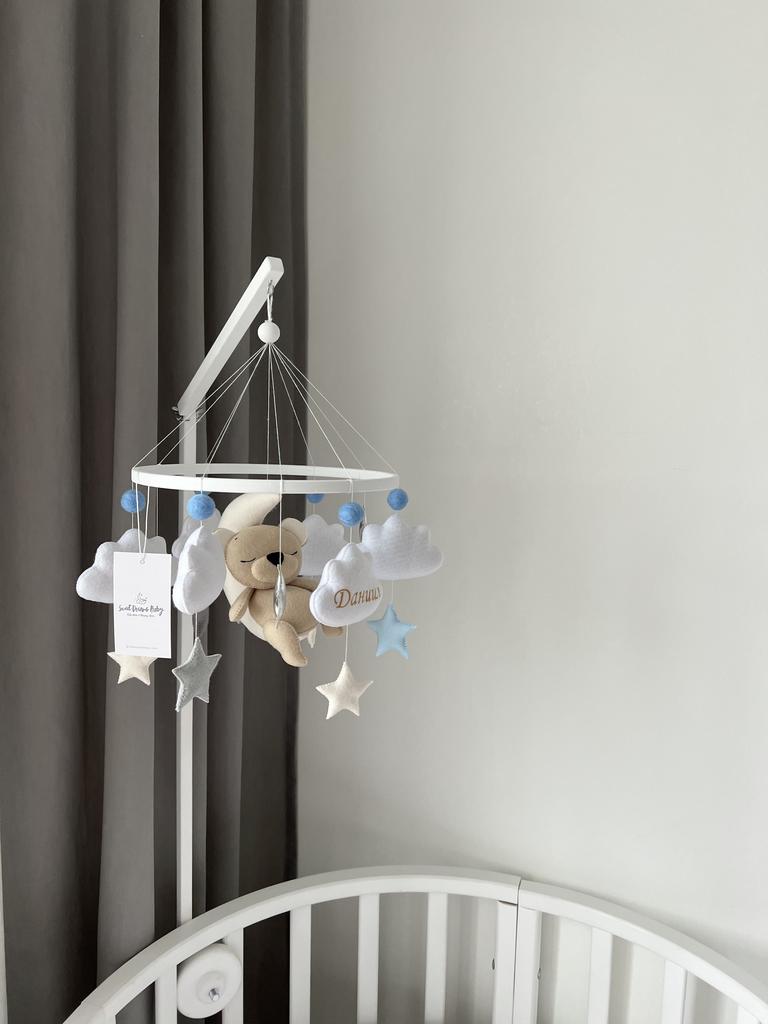 Мобиль «Мишка на луне» со звёздами в сером, голубом, молочном и серебряном цвете.