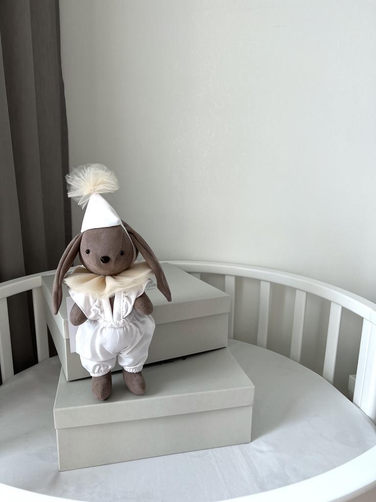 Зайка из двухсторонней замши в штанишках с воротником и колпачком (зайка в шоколадном цвете)