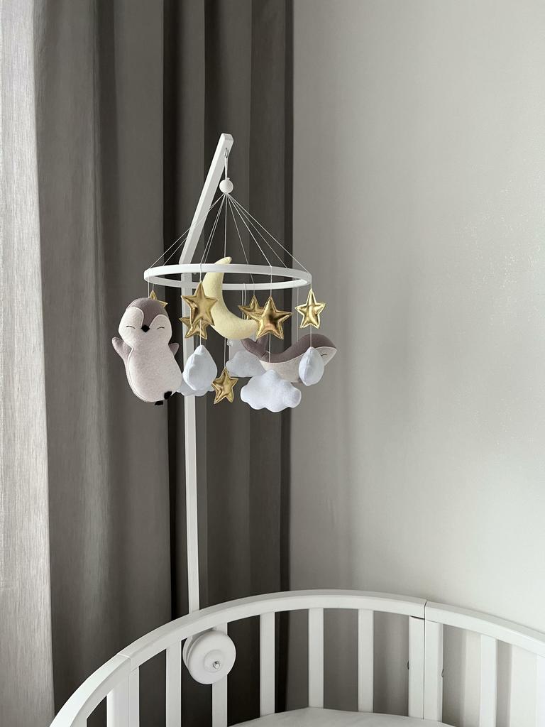 Мобиль с пингвином, дельфином, луной, звёздами и облачками.