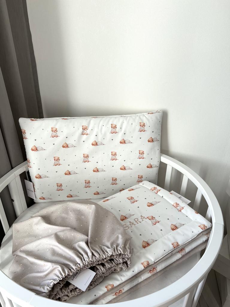 Комплект постельного белья состоящий из простыни на резинке, одеяла и плоской подушечки с вышивкой имени или инициалов (плюшевые сны и сияющие звёзды)