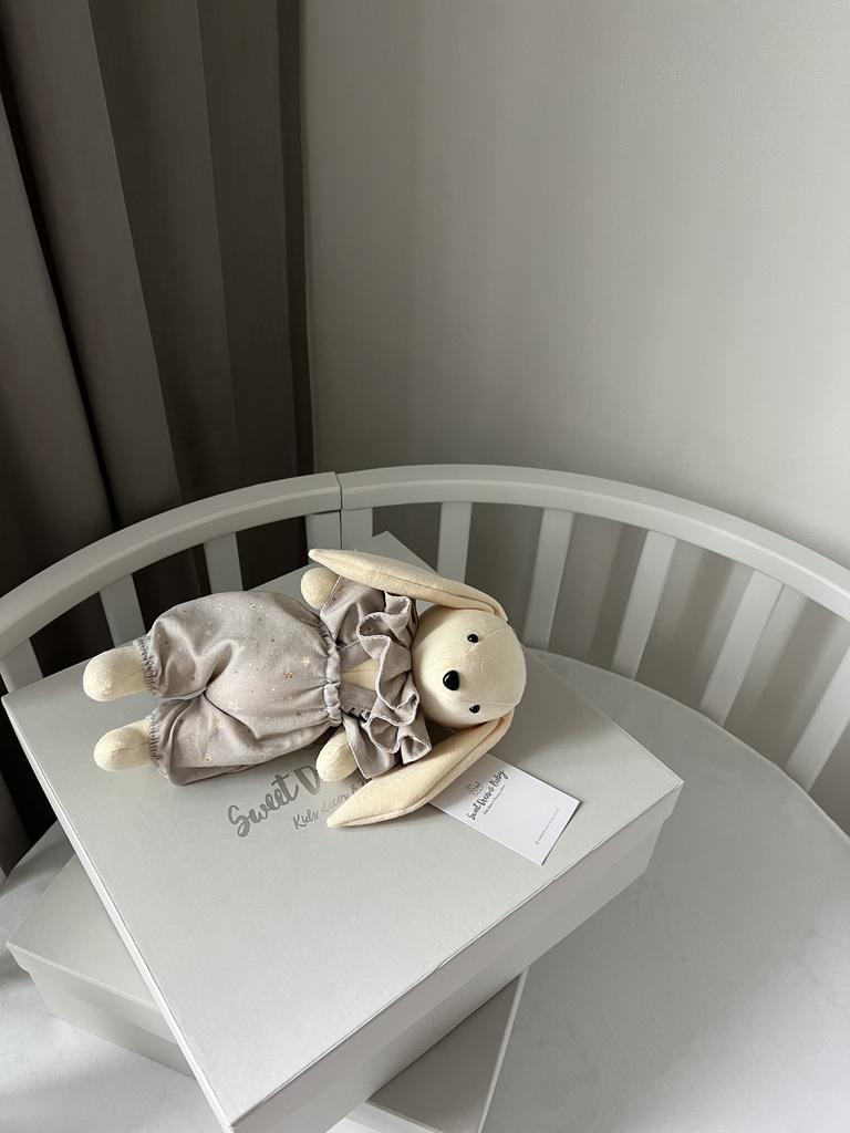 Зайка из двухсторонней замши в штанишках (зайка в цвете ванильный крем)