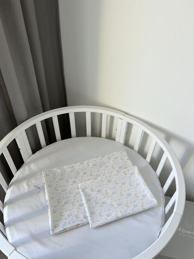 Комплект постельного белья состоящий из одной простыни на резинке, пододеяльника и наволочки (белый однотон, луна в облаках)