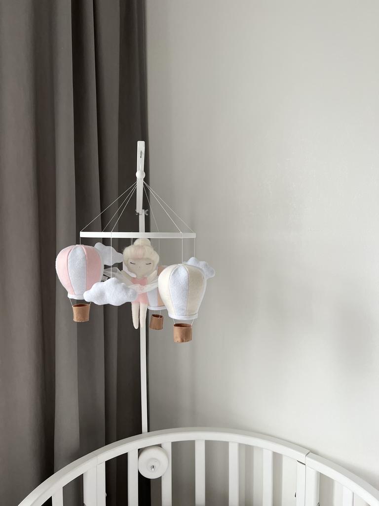 Мобиль с балериной и тремя воздушными шарами.