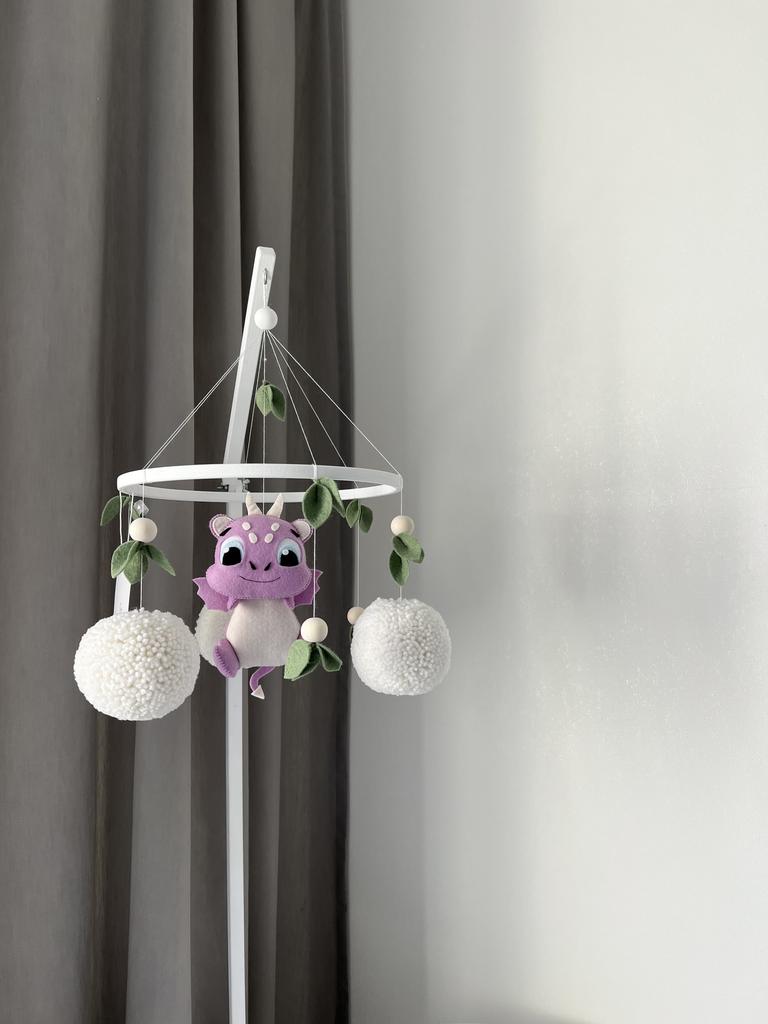 Мобиль дракончик с молочными помпонами.