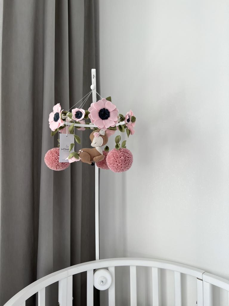 Мобиль с оленёнком, помпонами и цветами.