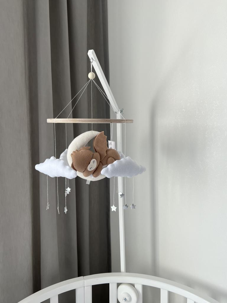 Мобиль с дракончиком на луне, облаками и звёздами.