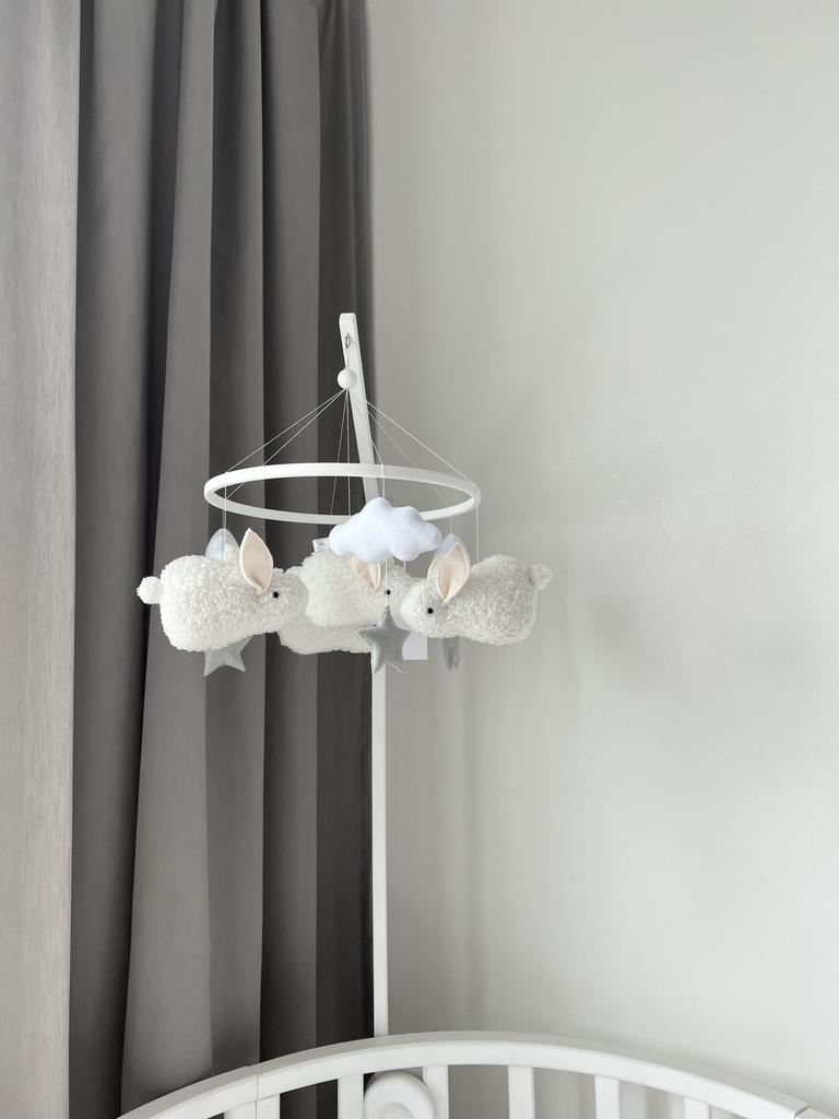 Мобиль с кроликами.