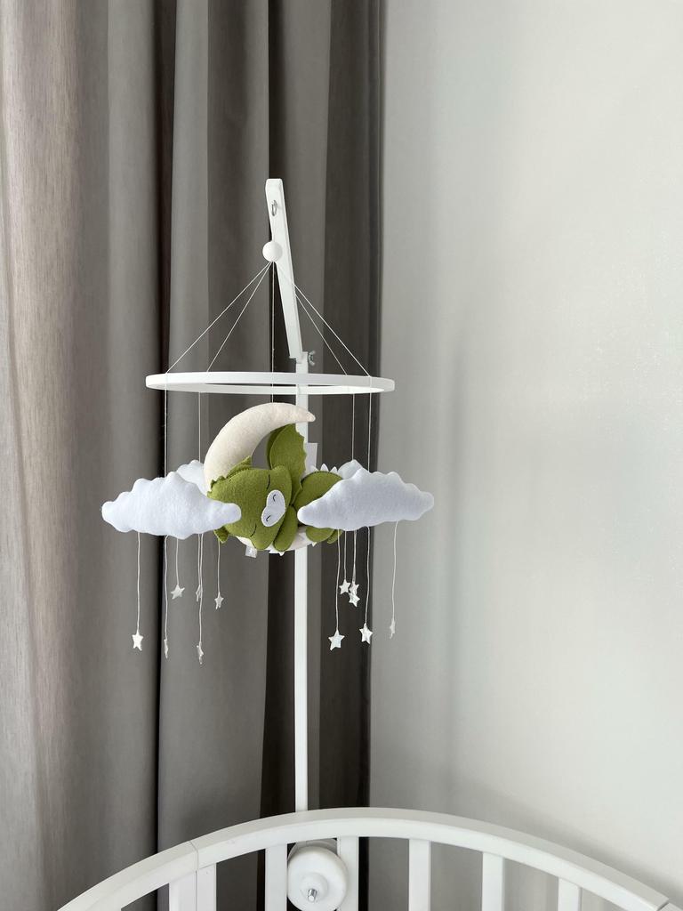 Мобиль с дракончиком на луне, облаками и звёздами.
