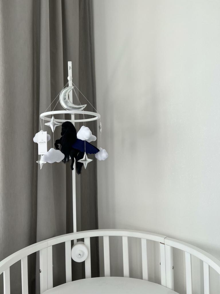 Мобиль с лошадкой, луной, облаками и звездами.