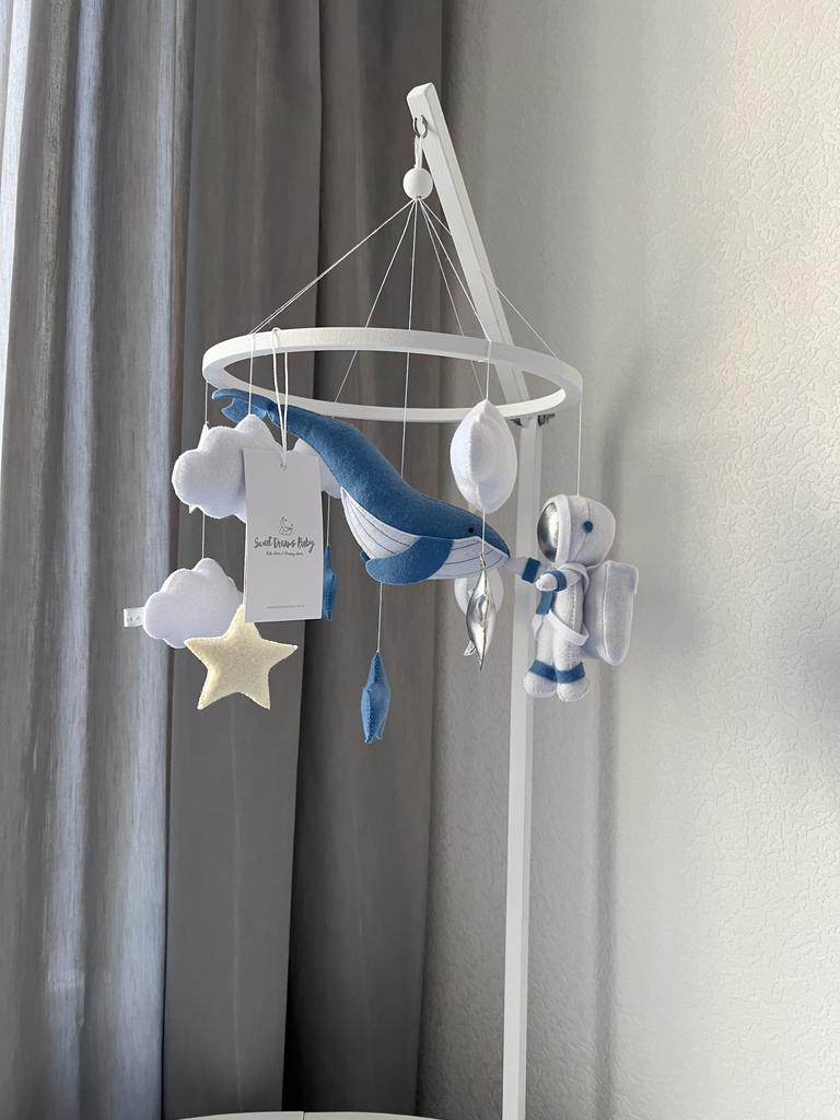 Мобиль с космонавтом и китом.