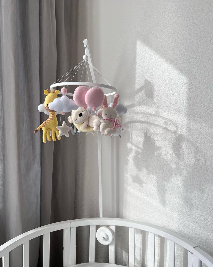 Мобиль с мишкой на луне, зайкой на шарике, жирафиком, слоником с шариком и зайкой с шариками.