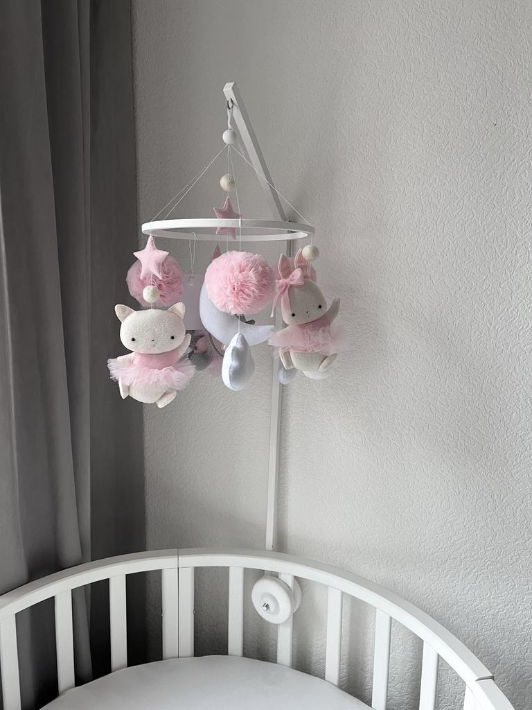 Мобиль с зайкой, кошечкой, слоником, луной и помпонами из фатина.