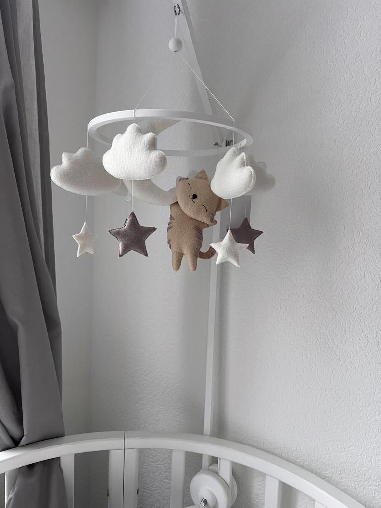 Мобиль с котенком, луной, облаками и звездами.