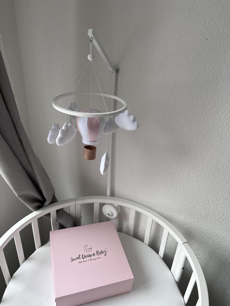 Мобиль с воздушным шаром и облаками.