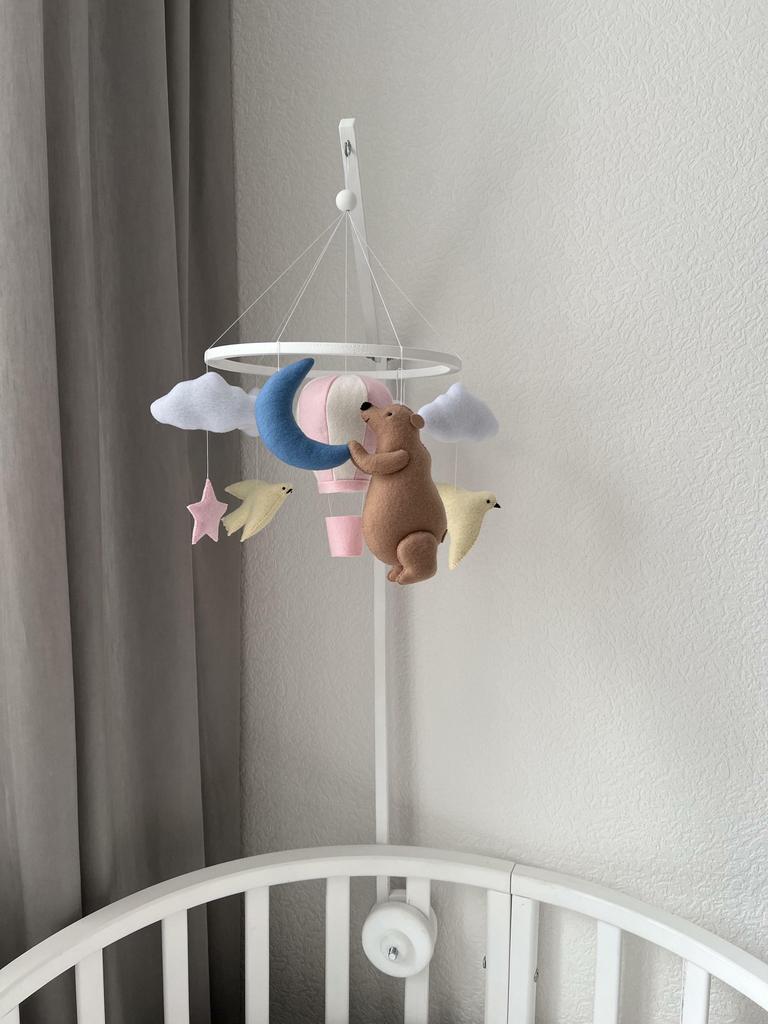 Мобиль с воздушным шаром, медвежонком и птичками.
