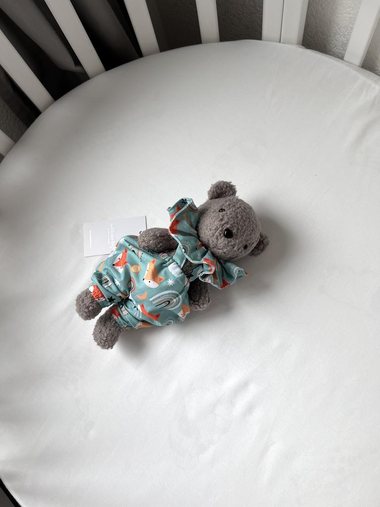 Мишка из пушистого велюра, имеющего фактурную текстуру букле или барашка в темно - бежевом цвете.