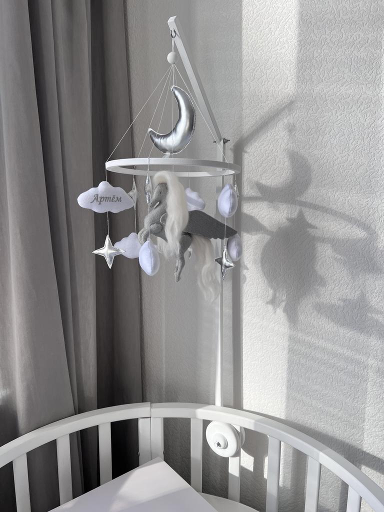 Мобиль с лошадкой, луной, облаками и звездами.
