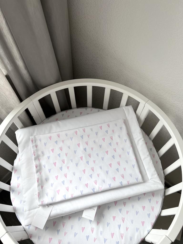 Комплект постельного белья состоящий из одной простыни на резинке, одеяла, пододеяльника и наволочки (белый однотон, сердечки на белом )