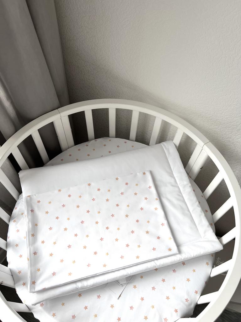 Комплект постельного белья состоящий из одной простыни на резинке, одеяла, пододеяльника и наволочки (белый однотон, звезды на белом )