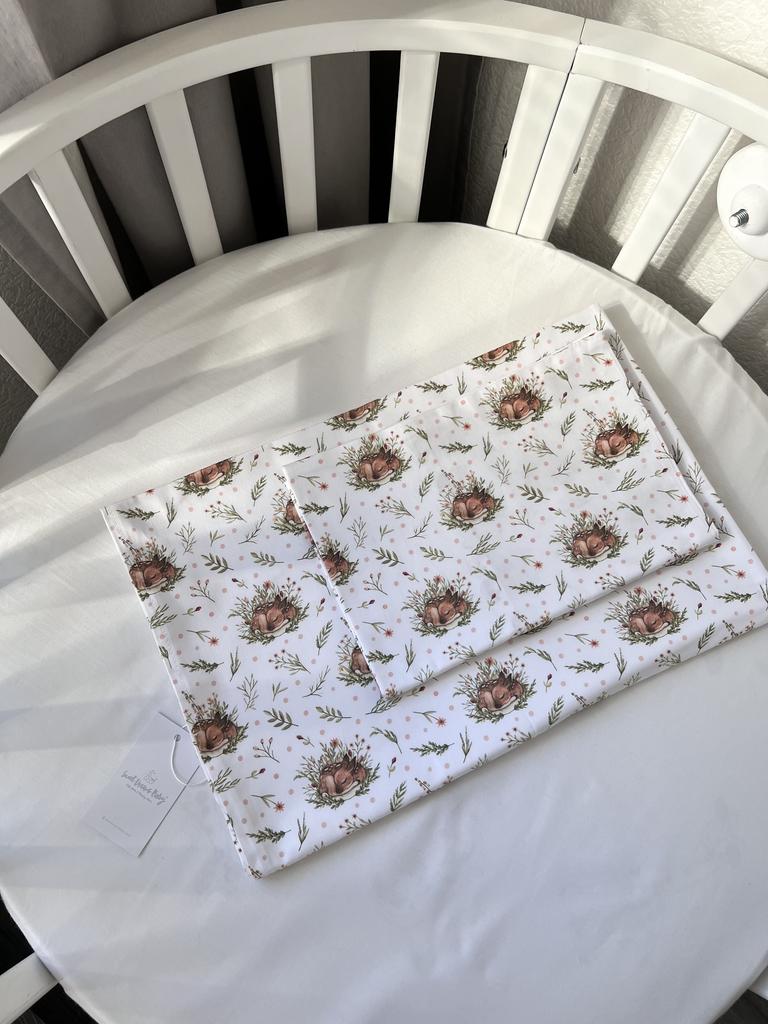 Комплект постельного белья состоящий из одной простыни на резинке, пододеяльника и наволочки (белый однотон, оленята на травке)