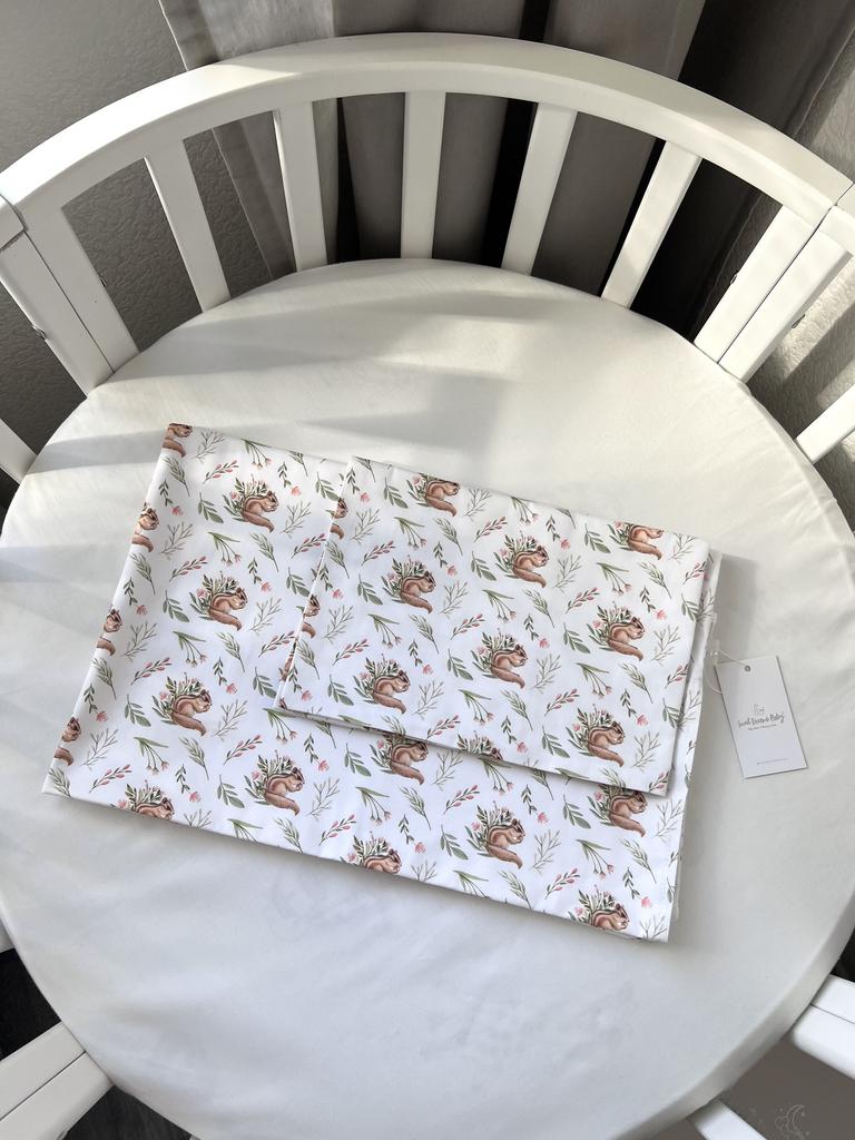 Комплект постельного белья состоящий из одной простыни на резинке, пододеяльника и наволочки (белый однотон, белочки в цветах)