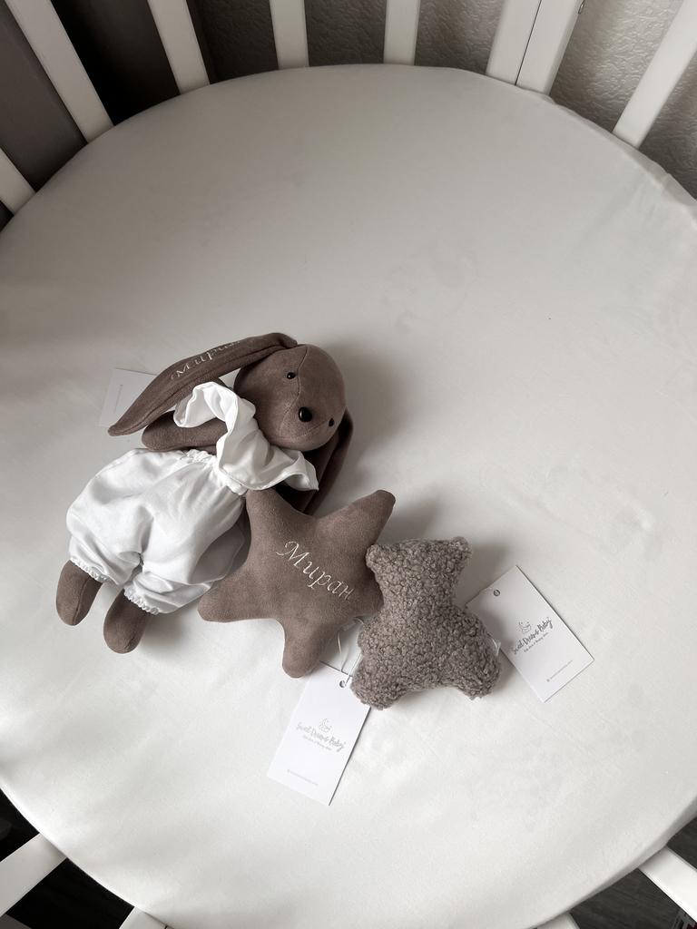 Набор игрушек, состоящих из зайки, звезды погремушки с вышивкой имени и мишки погремушки в темно - бежевом цвете.