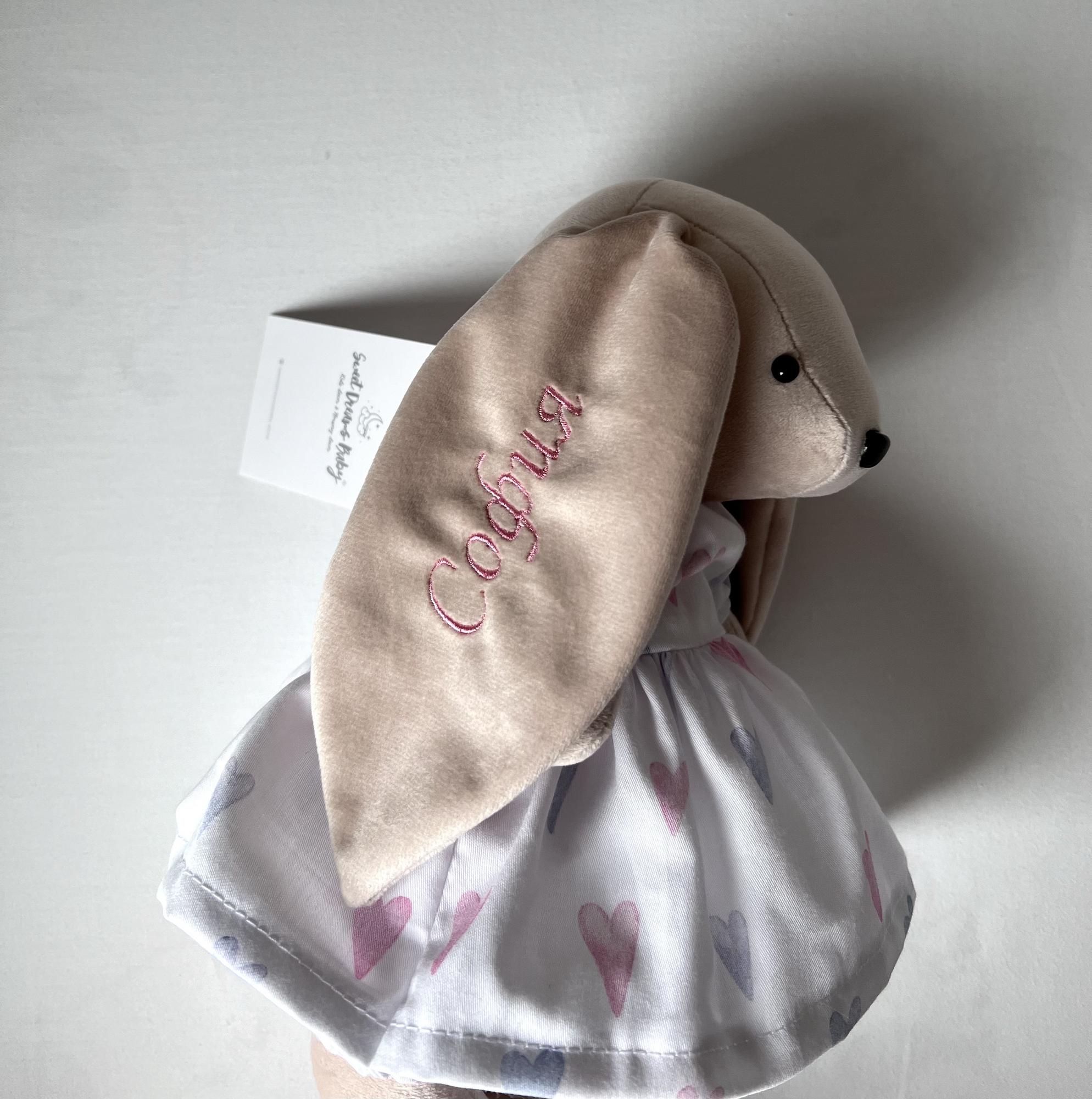 Разработка и вышивка имени.