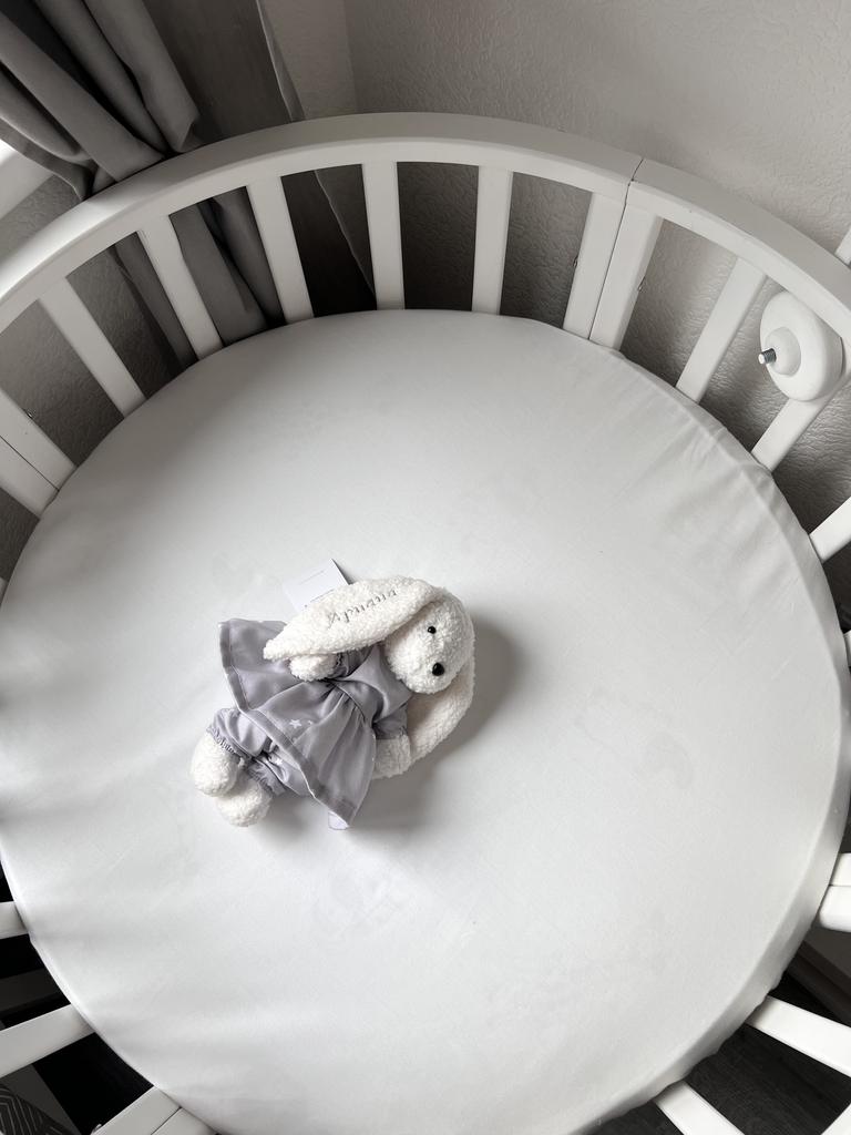 Зайка из пушистого велюра в платьице, имеющего фактурную текстуру букле или барашка.