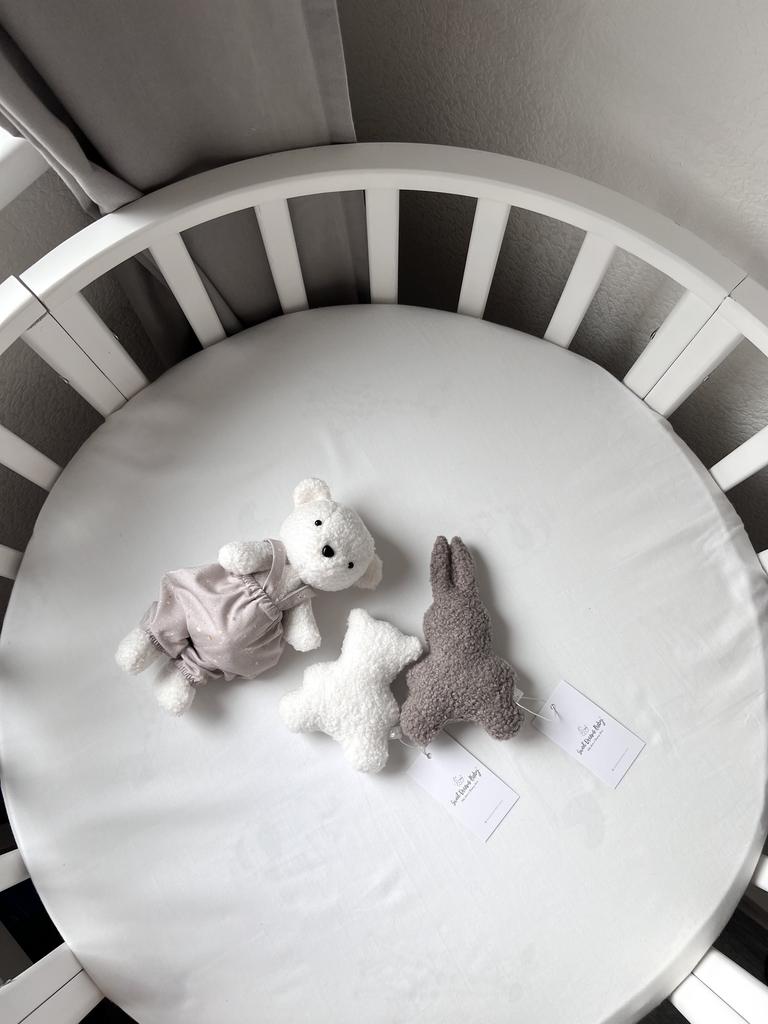 Набор игрушек, состоящий из мишки в штанишках, игрушки погремушки в виде мишки и зайки.